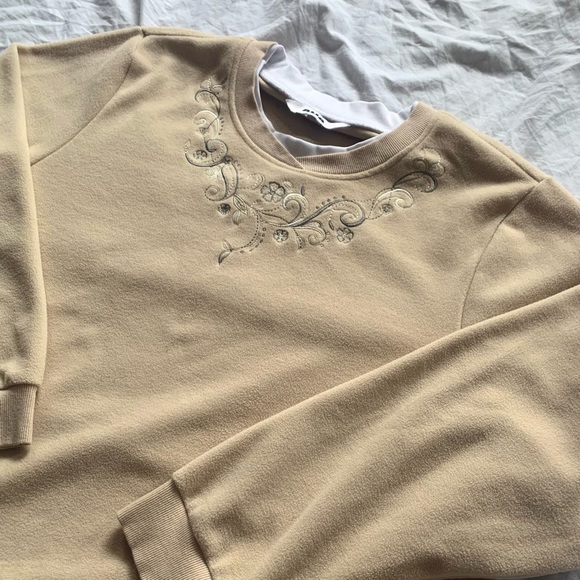 Floral Embroidery Fleece Crewneck - Picture 2 of 3